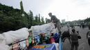 Petugas saat mengangkut barang dagangan PKL ke dalam truk kendaraan operasional dinas, Jakarta, Kamis (4/12/2014). (Liputan6.com/Faizal Fanani)