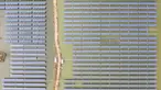 Foto udara menunjukkan panel-panel surya fotovoltaik di Wilayah Baoying, China (5/11/2020). Wilayah Baoying berupaya mengembangkan agrikultur ekologis melalui penggabungan budidaya ikan dengan pembangkit listrik tenaga surya, sebagai cara mendorong revitalisasi kawasan perdesaan. (Xinhua/Li Bo)
