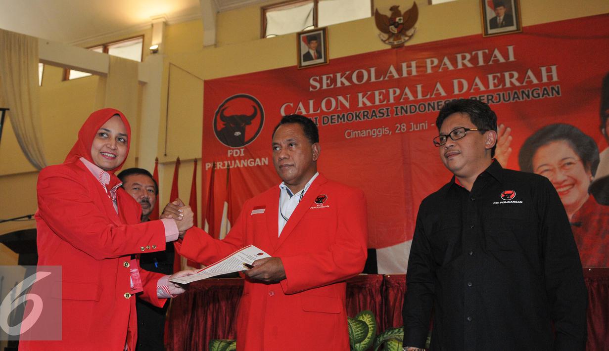 Calon kepala daerah dari PDIP berjabat tangan di saksikan Sekjen PDIP, Hasto Kristianto usai penandatanganan calon kepala daerah dari PDIP, Jawa Barat, Jumat (3/7/2015). (Liputan6.com/Herman Zakharia)