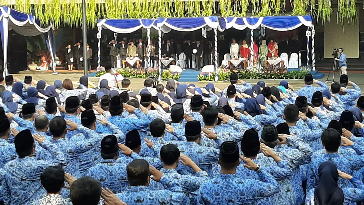 Mendikbud Nadiem Makarim mempimpin upacara peringatan HUT PGRI ke-74 dan Hari Guru Nasional 2019.