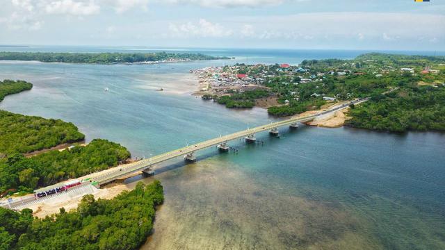 Jembatan Leta Oar Ralan ini menghubungkan Pulau Yamdena dan Pulau Larat di Maluku. (Foto: Kementerian PUPR)