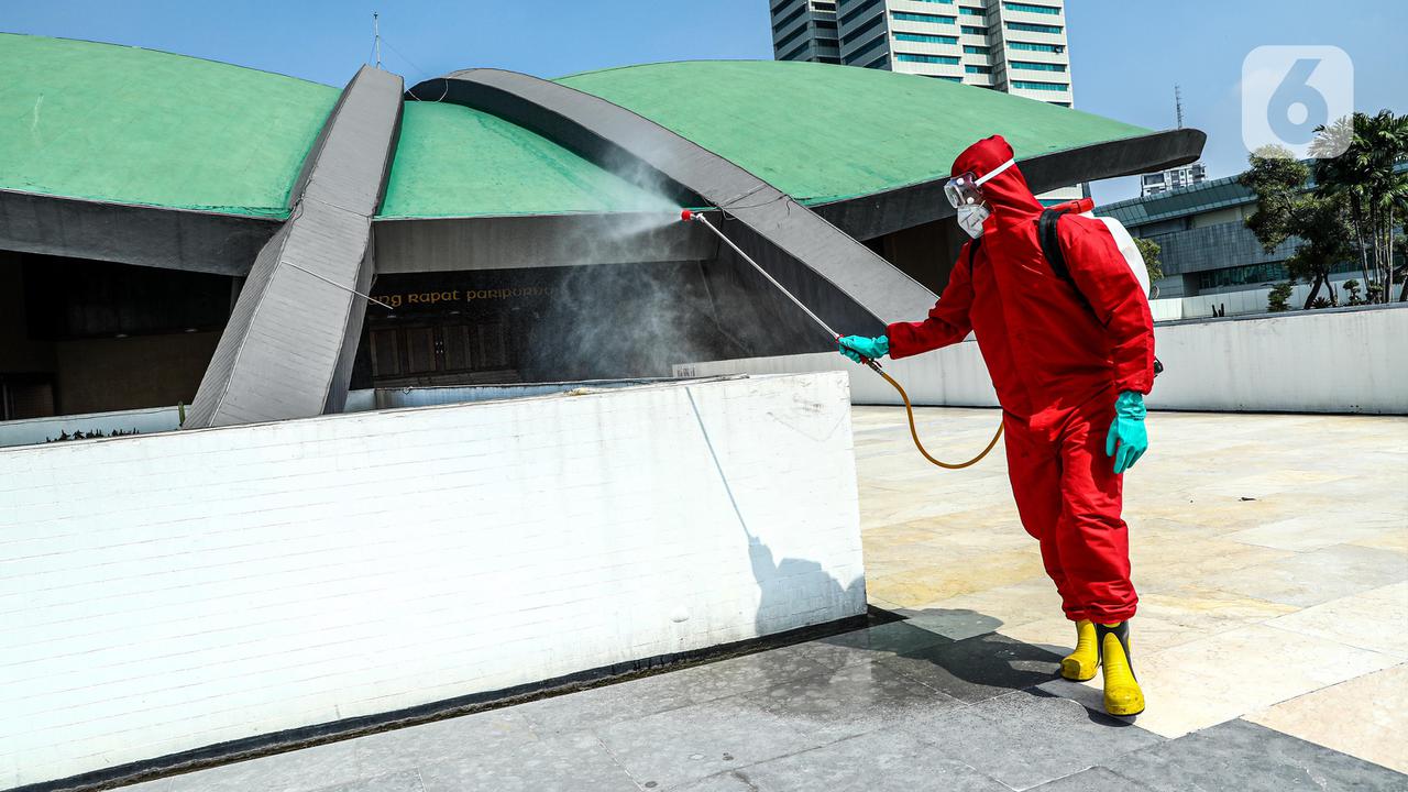 FOTO: Penyemprotan Disinfektan Jelang Masa Sidang DPR
