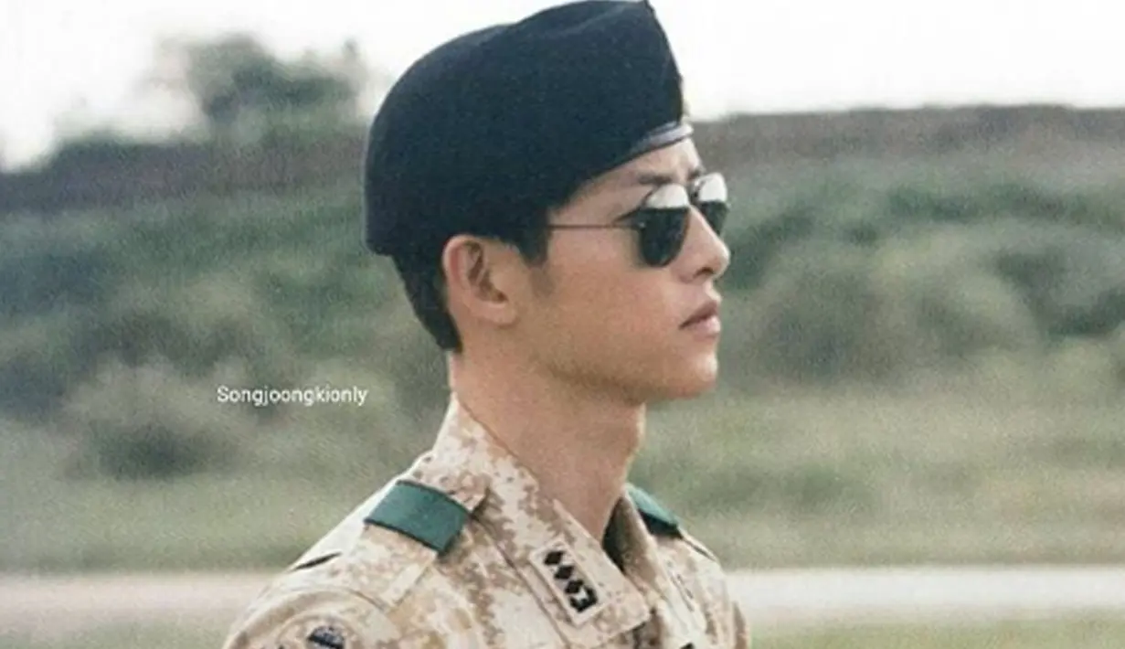 Mengenakan kacamata dan topi baret. Pria kelahiran tahun 1895 ini semakin terlihat bak seorang tentara sungguhan. (Liputan6.com/IG/songjoongkionly)