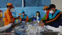 Proses pemilahan sampah organik di Rumah Pemulihan Material (RPM) Kelurahan Kebagusan, DKI Jakarta Nestle Indonesia. (dok. Ist)