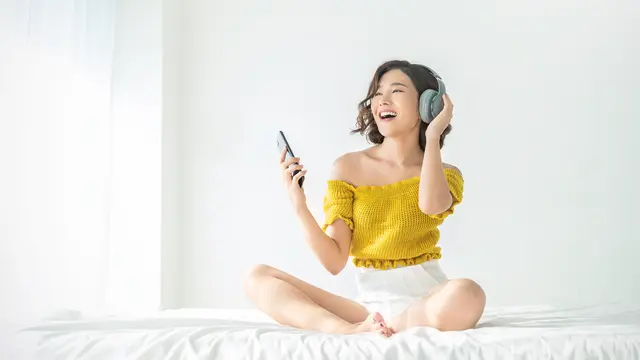 perempuan dan desember baju kuning