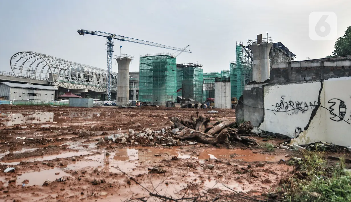 Pekerja beraktivitas menyelesaikan proyek pembangunan Kereta Cepat Jakarta-Bandung (KCJB) di kawasan Halim, Makasar, Jakarta, Rabu (2/6/2021). Stasiun Halim akan menjadi stasiun keberangkatan sekaligus kedatangan KCJB dan berakhir di Stasiun Tegalluar Bandung. (merdeka.com/Iqbal S Nugroho)