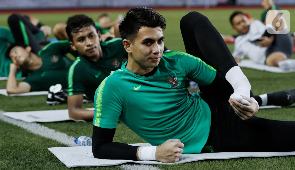 Kiper Timnas Indonesia U-22, Nadeo Argawinata, melakukan pendinginan saat latihan di Stadion Rizal Memorial, Manila, Jumat (22/11). Latihan ini persiapan jelang laga SEA Games 2019. (Bola.com/M Iqbal Ichsan)