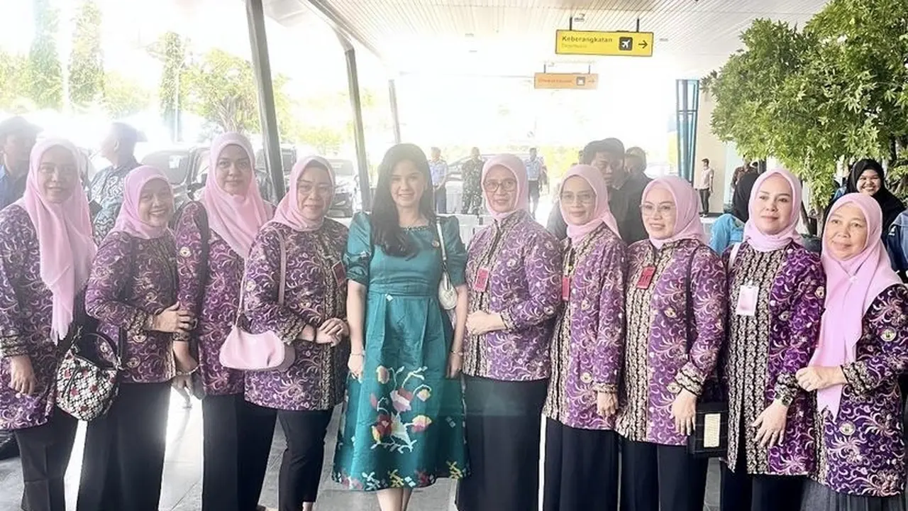Gaya Annisa Pohan Kunjungan Kerja ke Sulawesi Selatan