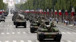 Deretan tank berjajar memeriahkan peringatan Bastile Days 2014 di jalan Champs Elysees di Paris, (14/7/2014). Bastile Days merupakan peringatan penyerbuan benteng penjara Bastille pada 14 Juli 1789. (REUTERS/Benoit Tessier)