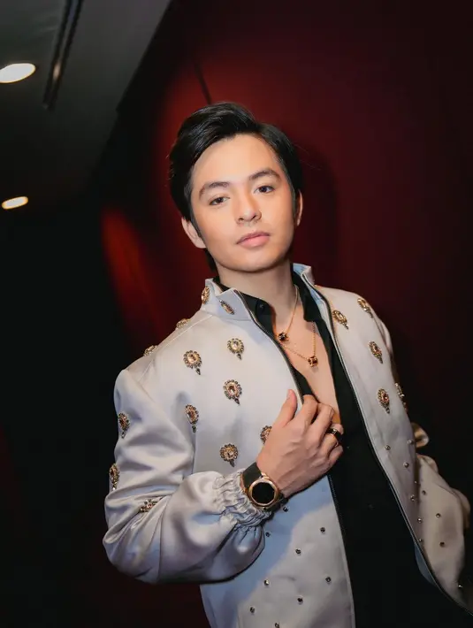 Dengan rambut sleek, Angga Yunanda munculkan karakter Bad Boy ala Si Boy [@angga]