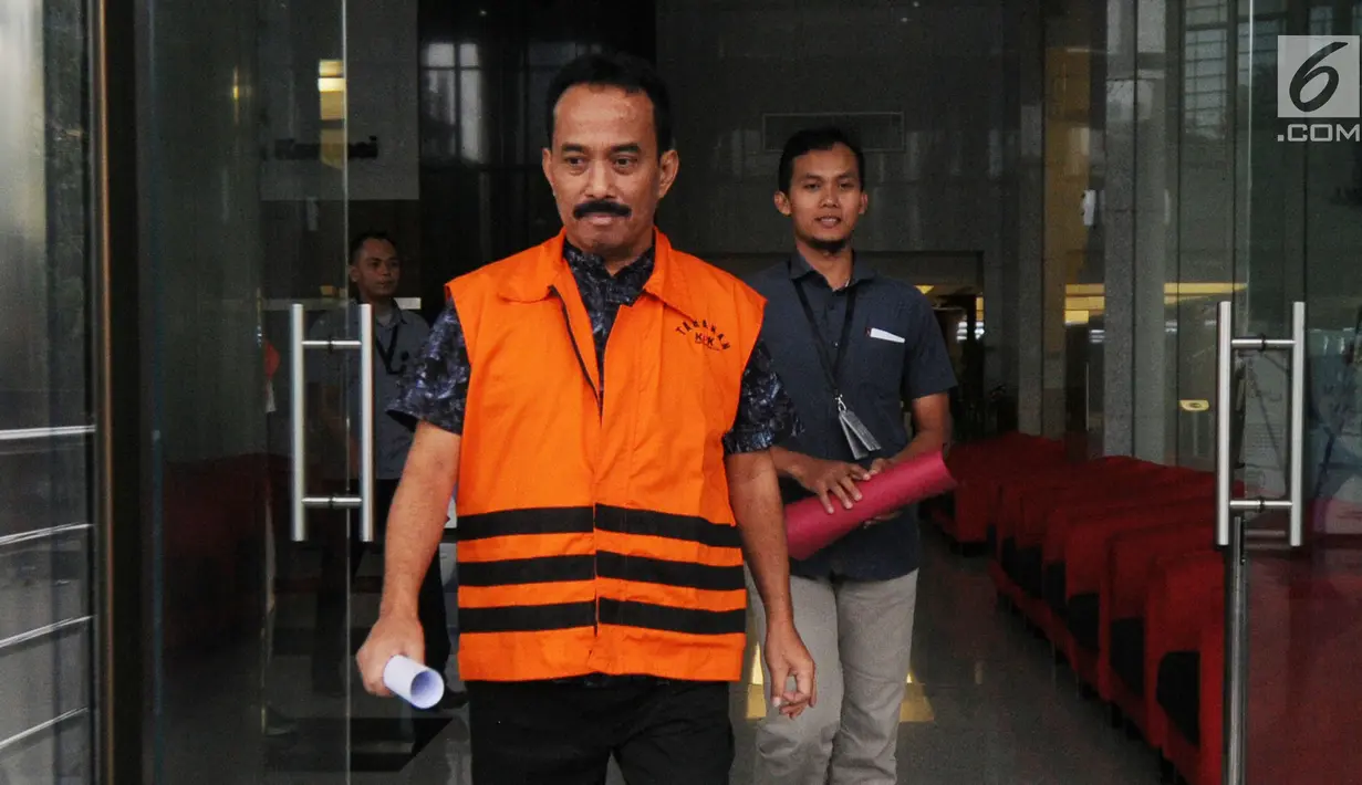 Wali Kota Blitar Muhammad Samanhudi Anwar usai menjalani pemeriksaan perdana pascapenahanan di Gedung KPK, Jakarta, Senin (25/6). Samanhudi sempat lolos dari OTT KPK yang digelar di Blitar dan Tulungagung pada 7 Juni 2018. (Merdeka.com/Dwi Narwoko)