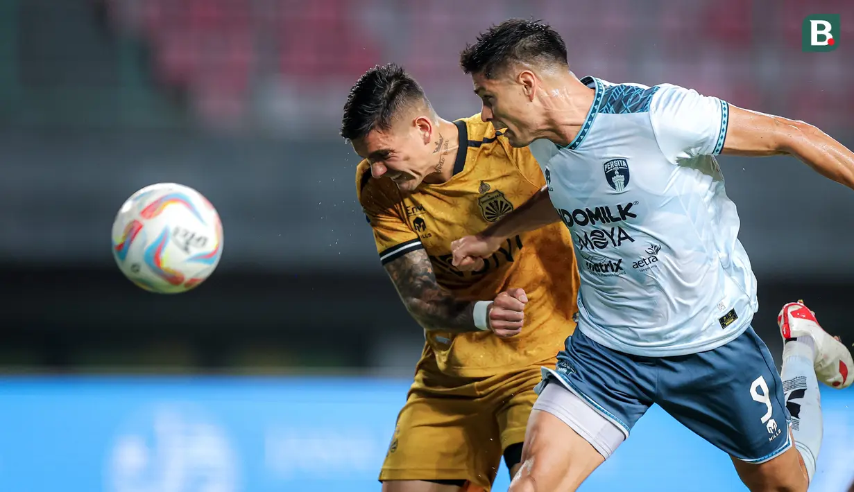 <p>Pemain Persita Tangerang, Ramiro Fergonzi (kanan) berusaha mencetak gol dibayangi pemain Bhayangkara FC, Marcelo Merrra pada laga lanjutan BRI Liga 1 2023/2024 antara Bhayangkara FC melawan Persita Tangerang di Stadion Patriot Candrabhaga, Bekasi, Minggu (17/12/2023). (Bola.com/Bagaskara Lazuardi)</p>