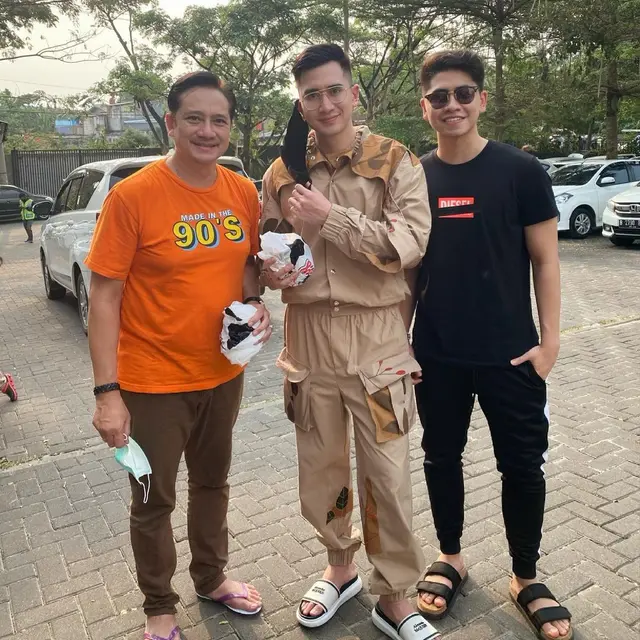 6 Potret Kebersamaan Verrell Bramasta dan Athalla Naufal Bareng Sang Ayah, Kompak