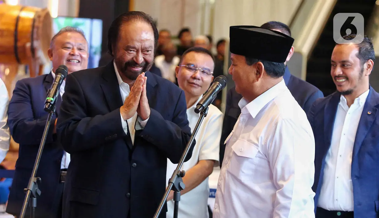 Presiden terpilih 2024-2029, Prabowo Subianto (kanan) usai memberikan keterangan bersama dengan Ketua Umum Partai Nasdem, Surya Paloh usai menggelar pertemuan di Nasdem Tower, Gondangdia Menteng, Jakarta Pusat, Jumat (22/3/2024). (Liputan6.com/Angga Yuniar)