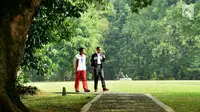 Presiden Joko Widodo atau Jokowi (kanan) dan sprinter Lalu Muhammad Zohri (kiri) berjalan santai di Istana Bogor, Jawa Barat, Rabu (18/7). Jokowi menyatakan kebanggaannya atas prestasi yang diraih oleh Zohri. (Liputan6.com/Pool/Biro Pers Setpres)
