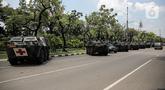 Sejumlah kendaraan alat utama sistem senjata (alutsista) TNI berjajar di kawasan Istana Merdeka, Jakarta, Selasa (4/10/2022). Kegiatan ini dalam rangka HUT ke-77 TNI yang akan berlangsung di Istana Merdeka pada 5 Oktober besok. (Liputan6.com/Faizal Fanani)