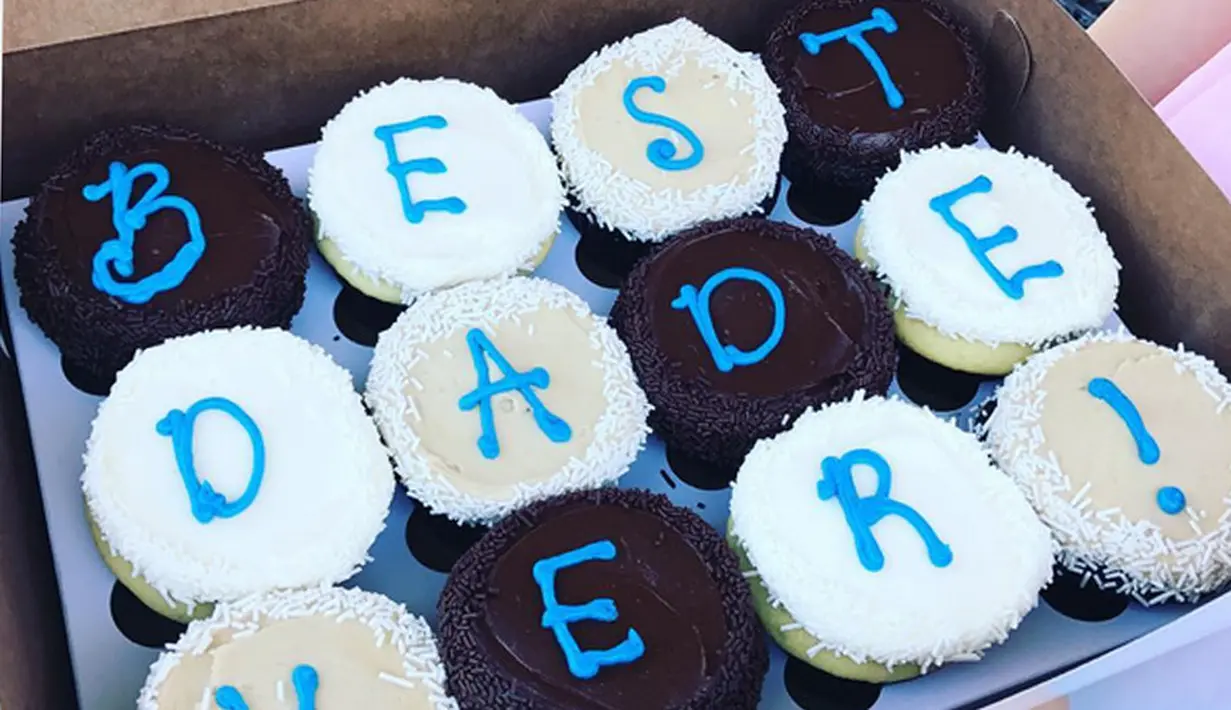Senin (19/6/2017), di akun Instagramnya Gal Gadot mengunggah sebuah foto berupa cup cake yang dibubuhi huruf. 12 kue tersebut beserta huruf di atasnya jika disusun bertuliskan ‘Bes Dad Ever’. (Instagram/gal_gadot)