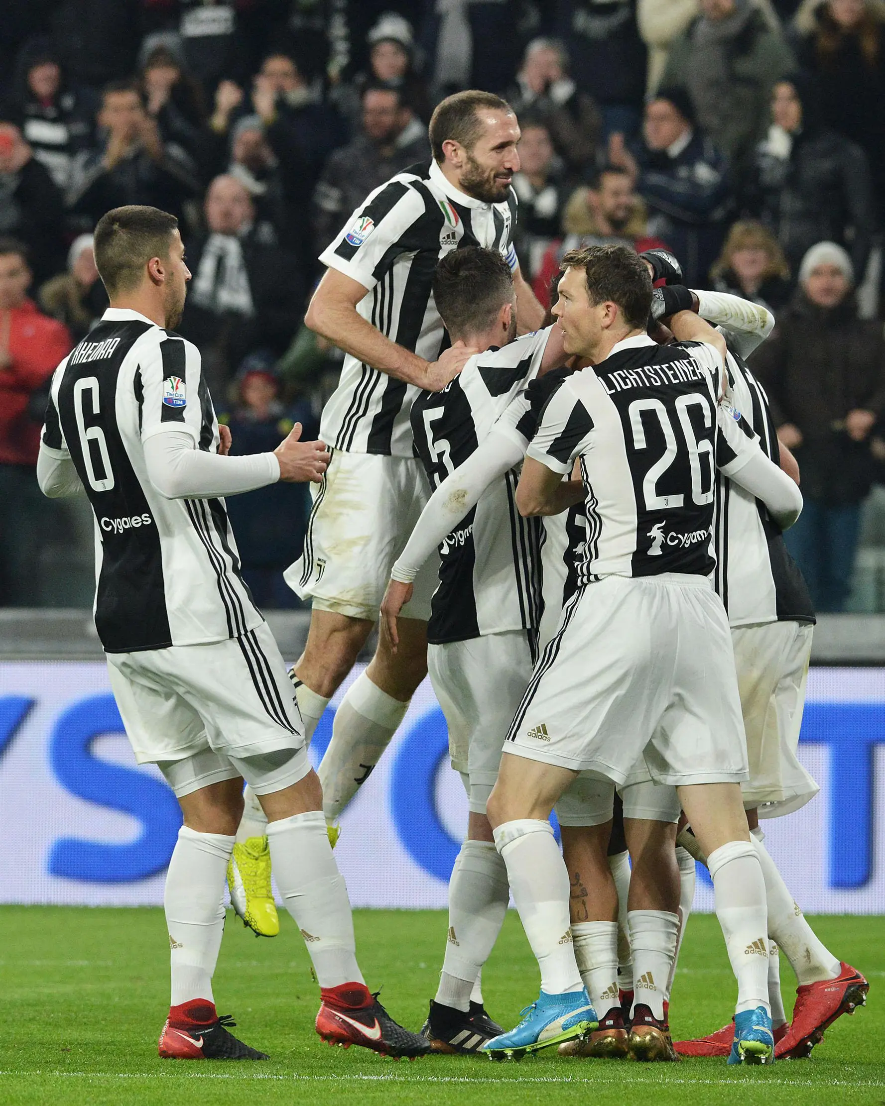 Pemain Juventus merayakan gol Mario Mandzukic ke gawang klub sekota mereka, Torino dalam lanjutan Coppa Italia di Stadion Allianz, Rabu (3/1). Juventus menang dengan skor akhir 2-0 atas klub sekota mereka, Torino. (Andrea Di Marco/ANSA via AP)