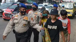 Polisi membawa pelajar yang terjaring razia saat berkumpul di sekitar Gedung DPR/MPR, Jalan Gatot Subroto, Jakarta, Rabu (7/10/2020). Puluhan pelajar diamankan sementara terkait informasi akan adanya demo dari media sosial. (merdeka.com/Imam Buhori)