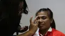 Peraih medali perak angkat besi Olimpiade Rio 2016, Sri Wahyuni Agustiani, saat di make-up sebelum tampil menjadi bintang tamu dalam acara Liputan 6 SCTV di SCTV Tower, Jakarta, Selasa (16/8/2016). (Bola.com/Arief Bagus)