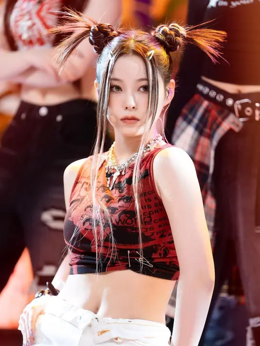 Bagaimana dengan potret Kyujin NMIXX yang satu ini? Dengan gaya swagnya, Kyujin tampil super cantik dengan riasan wajah bernuansa cokelat yang lembut dan gaya rambut Y2K yang manis. Foto: Instagram.