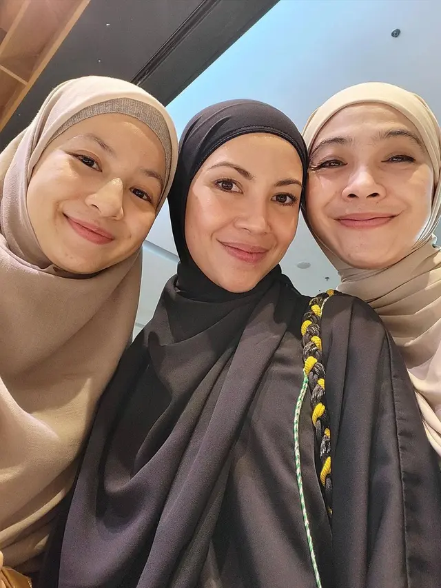 6 Potret Natasha Rizky Tetap Senyum Bareng Sahabat, Resmi Cerai dari Desta