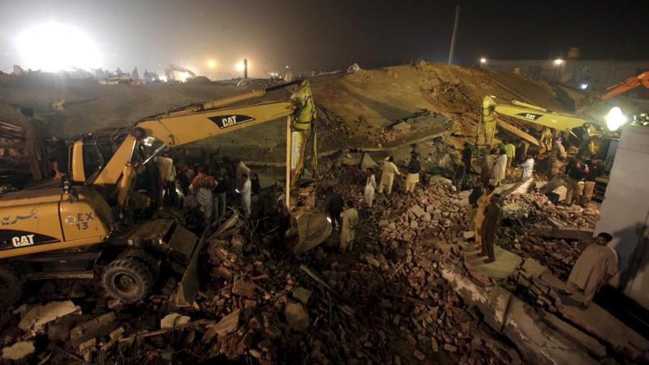 Pabrik Runtuh di Pakistan, 16 Pengujung Tewas Terkubur Puing