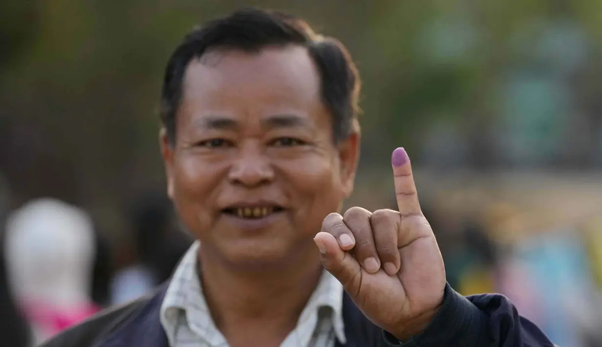 Seorang pemilih mengangkat jarinya yang ditandai dengan tinta untuk menunjukkan bahwa ia telah memilih, di sebuah tempat pemungutan suara di Naypyitaw, Myanmar, Minggu, 28 Desember 2025. Junta Myanmar menyelenggarakan pemungutan suara tahap pertama untuk pemilihan umum nasional pada hari ini, Minggu, 28 Desember 2025. (AP Photo/Aung Shine Oo)