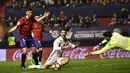 Cristiano Ronaldo (tengah) mencatatkan namanya pada papan skor setelah mencetak satu gol ke gawang Osasuna pada lanjutan La Liga Spanyol di El Sadar stadium, Pamplona, (11/2/2017). Madrid menang 3-1. (AP/Alvaro Barrientos)