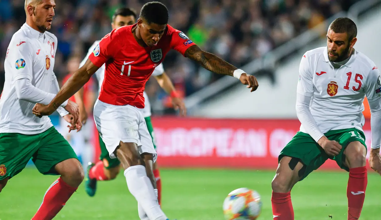 Striker Inggris, Marcus Rashford, berusaha melepaskan tendangan saat melawan Bulgaria pada laga Kualifikasi Piala Dunia 2020 di Stadion Vasil Levski, Sofia, Senin (14/10). Bulgaria kalah 0-6 dari Inggris. (AFP/Nikolay Dychinov)