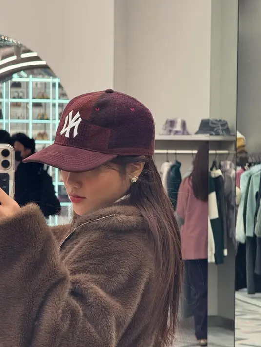 Fuji membuktikan bahwa kesederhanaan dalam berpose di depan cermin tetap mampu menonjolkan aura berkelasnya. Dalam beberapa foto yang diunggah, ia tampil dengan berbagai gaya fashion yang mencerminkan kepribadiannya yang stylish sekaligus versatile. [@fuji_an].