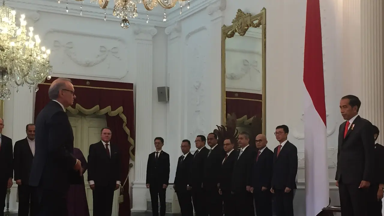 Jokowi Terima Surat Kepercayaan 14 Duta Besar Negara Sahabat. (Merdeka.com)