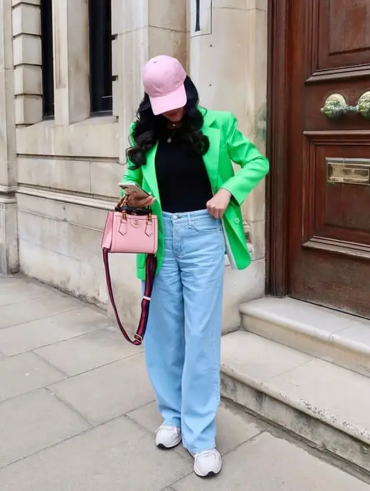 Seperti portret ini, Donna memadukan blazer hijau dengan turtleneck top hitam dan celana jeans. Topi dan tas berwarna pink pun buat penampilannya makin stunning. (Instagram/donnaharunofficial).