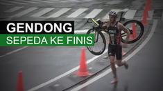 Peraih medali perak Olimpiade Rio 2016, Jonny Brownlee, menggendong sepedanya yang rusak untuk bisa finis dalam World Series Triathlon.
