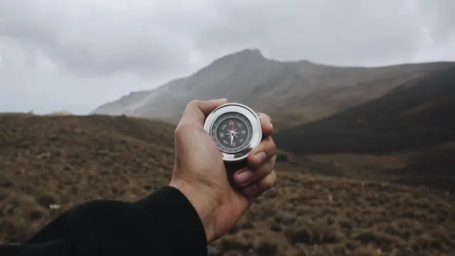 Ilustrasi menavigasi medan pegunungan/freepik.com/wirestock