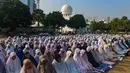 Umat Islam melaksanakan Shalat Istisqa di halaman Mesjid Al Azhar, Jakarta, Selasa, 1 September 2026. (KLY/ Arie Basuki).