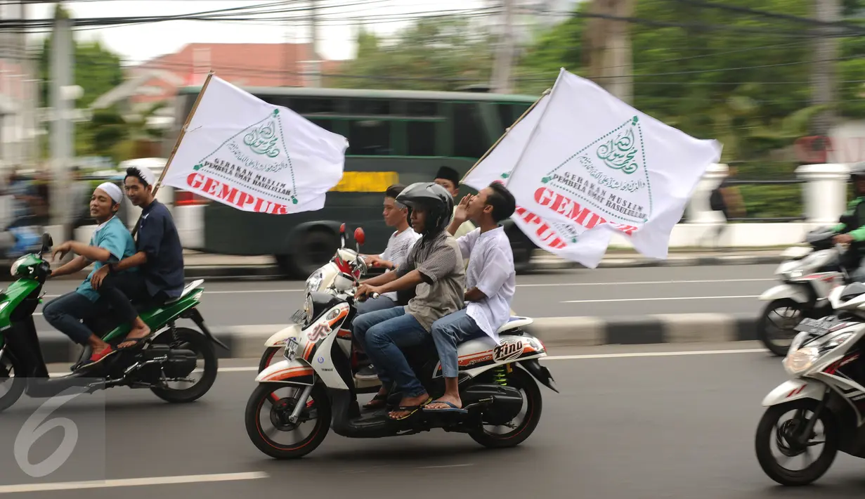 Sejumlah Umat muslim membawa bendera saat melakukan aksi menuju Balai Kota Jakarta, Jumat (14/10). Mereka mendesak Gubernur DKI Jakarta, Basuki Tjahaja Purnama mundur. (Liputan6.com/Hemi Fithriansyah)