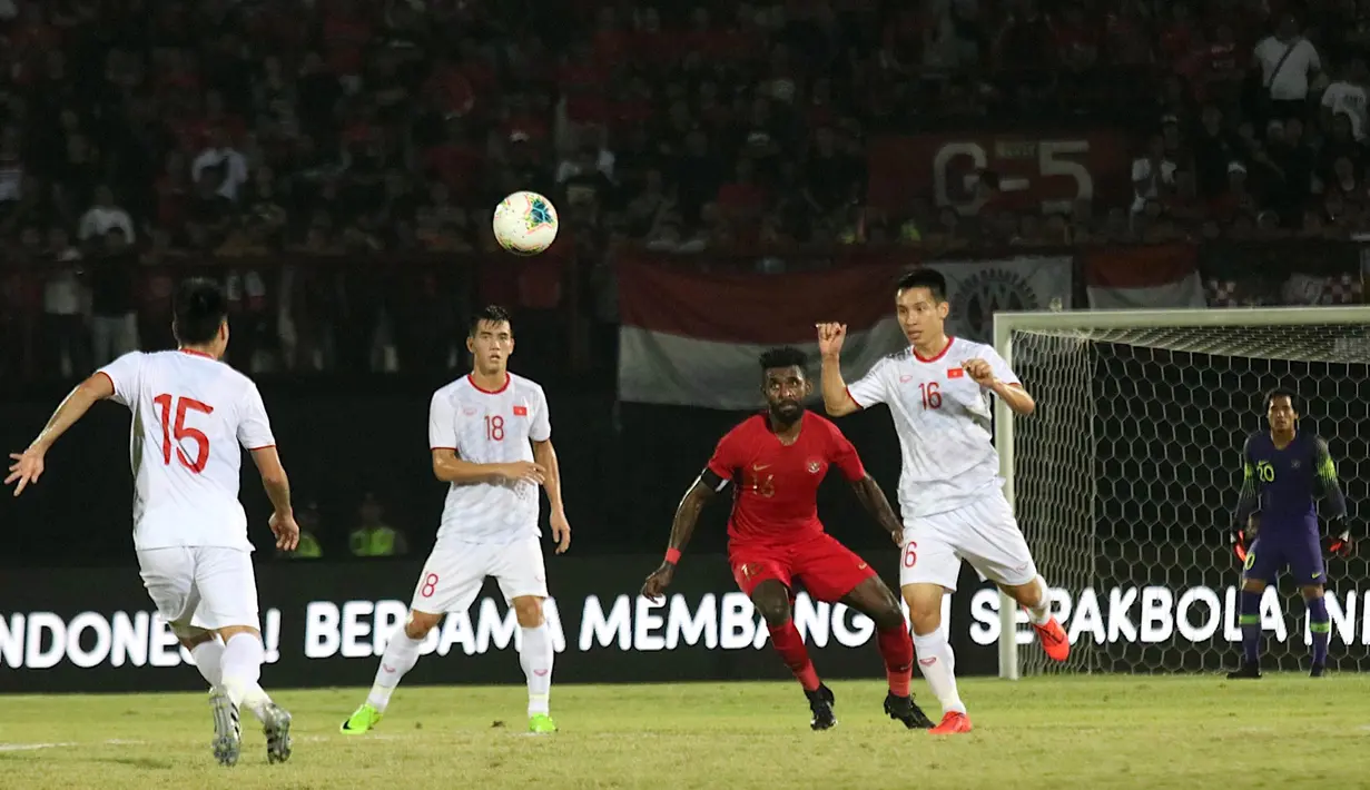 Bek Timnas Indonesia, Yanto Basna, dikepung pemain Vietnam pada laga Kualifikasi Piala Dunia 2022 di Stadion Kapten I Wayan Dipta, Bali, Selasa (15/10). Indonesia kalah 1-3 dari Vietnam. (AFP/Aditya Wany)