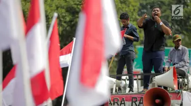 Massa Aliansi Masyarakat Indonesia Timur berorasi saat berunjuk rasa di depan Istana Merdeka, Jakarta, Senin (2/9/2019). Massa menyatakan bahwa Papua tetap NKRI dan meminta pemerintah mengusut tuntas kasus rasis yang berujung konflik. (Liputan6.com/Faizal Fanani)
