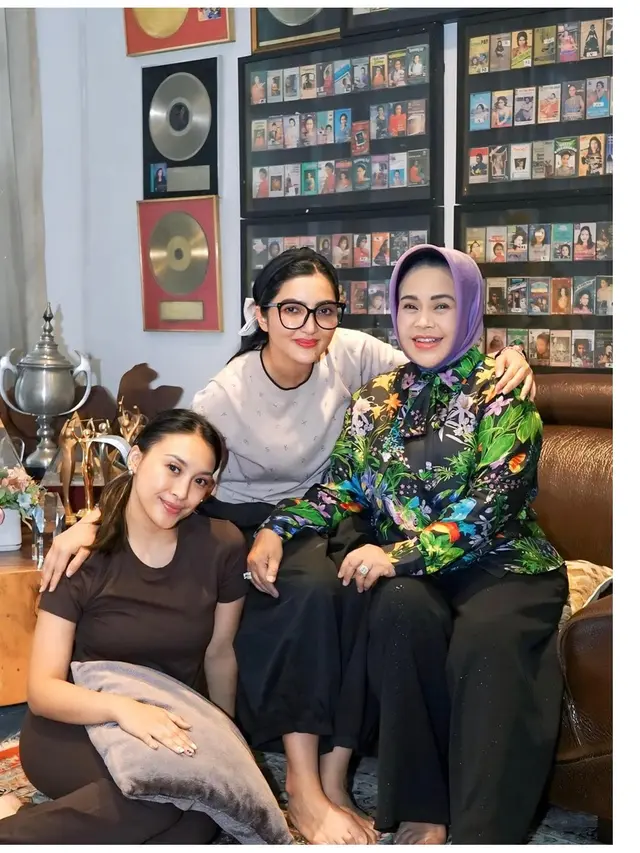 5 Potret Ashanty Kunjungi Rumah Hetty Koes Endang, Ruang Artistik Penuh Penghargaan