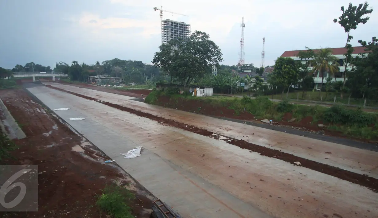 Meski pembebasan lahan belum tuntas 100 persen, tapi pekerjaan konstruksi fisik proyek jalan Tol Cinere - Jagorawi (Cijago) Seksi II atau terus dikerjakan dan ditargetkan selesai pada pertengahan 2017, Depok, Kamis (16/2).(Liputan6.com/Immanuel Antonius)