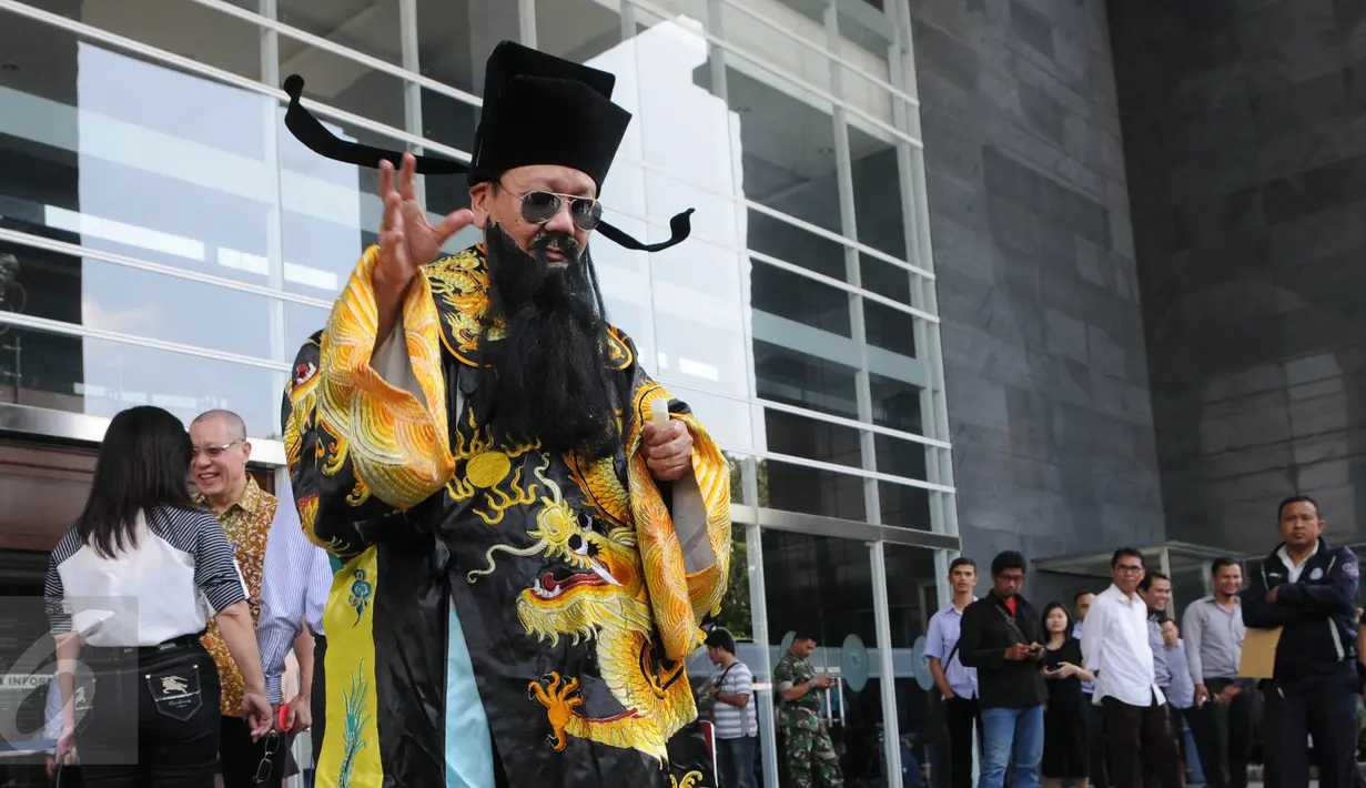 Seorang pria berpakaian khas budaya China ala Hakim Bao melakukan ritual saat sidang lanjutan kasus Jessica di PN Jakarta Pusat, Rabu (10/8).Pria itu berharap agar kasus kopi maut tersebut  segera terselesaikan dengan adil. (Liputan6.com/Helmi Afandi)