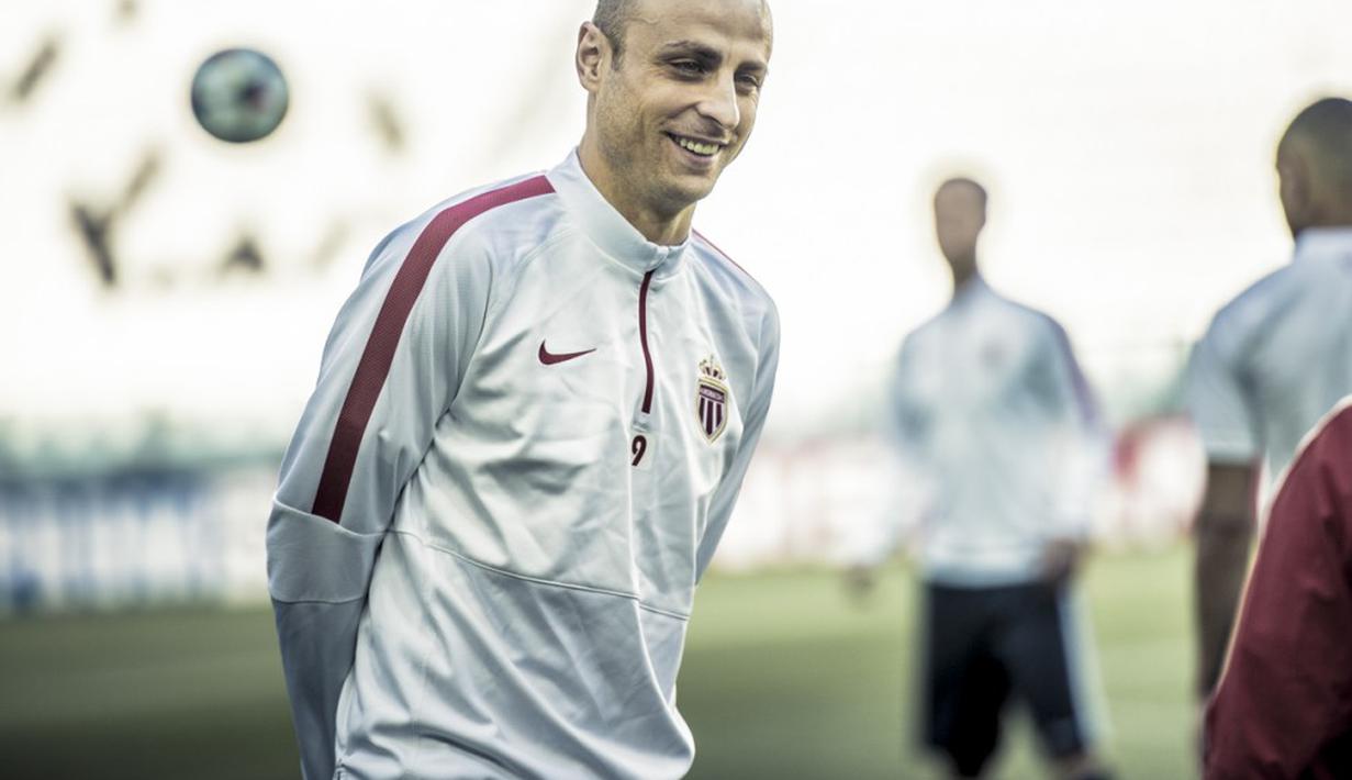 Dimitar Berbatov menjadi andalan Monaco untuk membobol gawang Gianluigi Buffon (asmonaco.com)