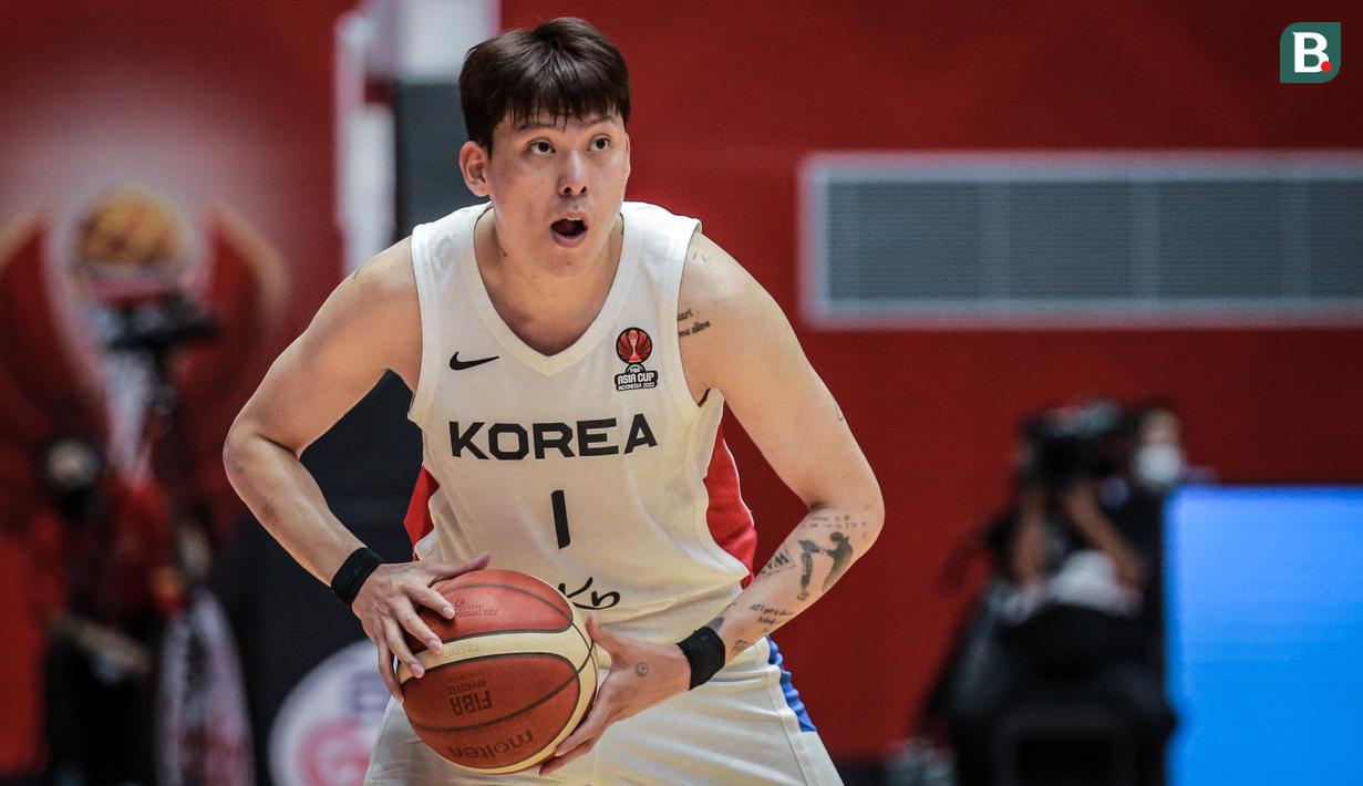 Pebasket Timnas Korea Selatan, Choi Jun-yong tengah menguasai bola saat matchday kedua Grup B FIBA Asia Cup 2022 melawan Timnas Basket Taiwan di Istora Senayan, Jakarta, Kamis (14/07/2022). (Bola.com/Bagaskara Lazuardi)