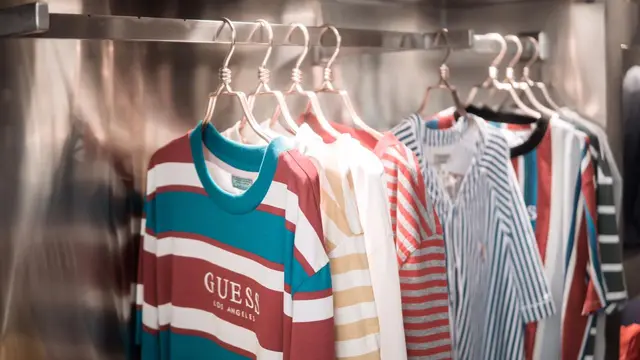 Koleksi Busana 90-an dari Guess Kembali Hadir Secara Eksklusif