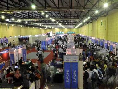Pengunjung melihat stand-stand pameran World Education Expo Jakarta, (3/10/14). (Liputan6.Com/Johan Tallo)