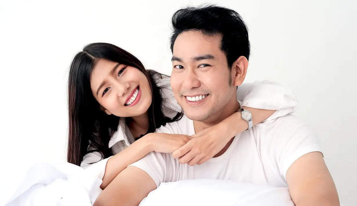 Bersama suami, dengan baju dan nuansa serba putih ini kita bisa mendapatkan foto minimalis tapi juga romantis. Gestur pelukan dari belakang seperti ini juga  manis./Copyright shutterstock.com