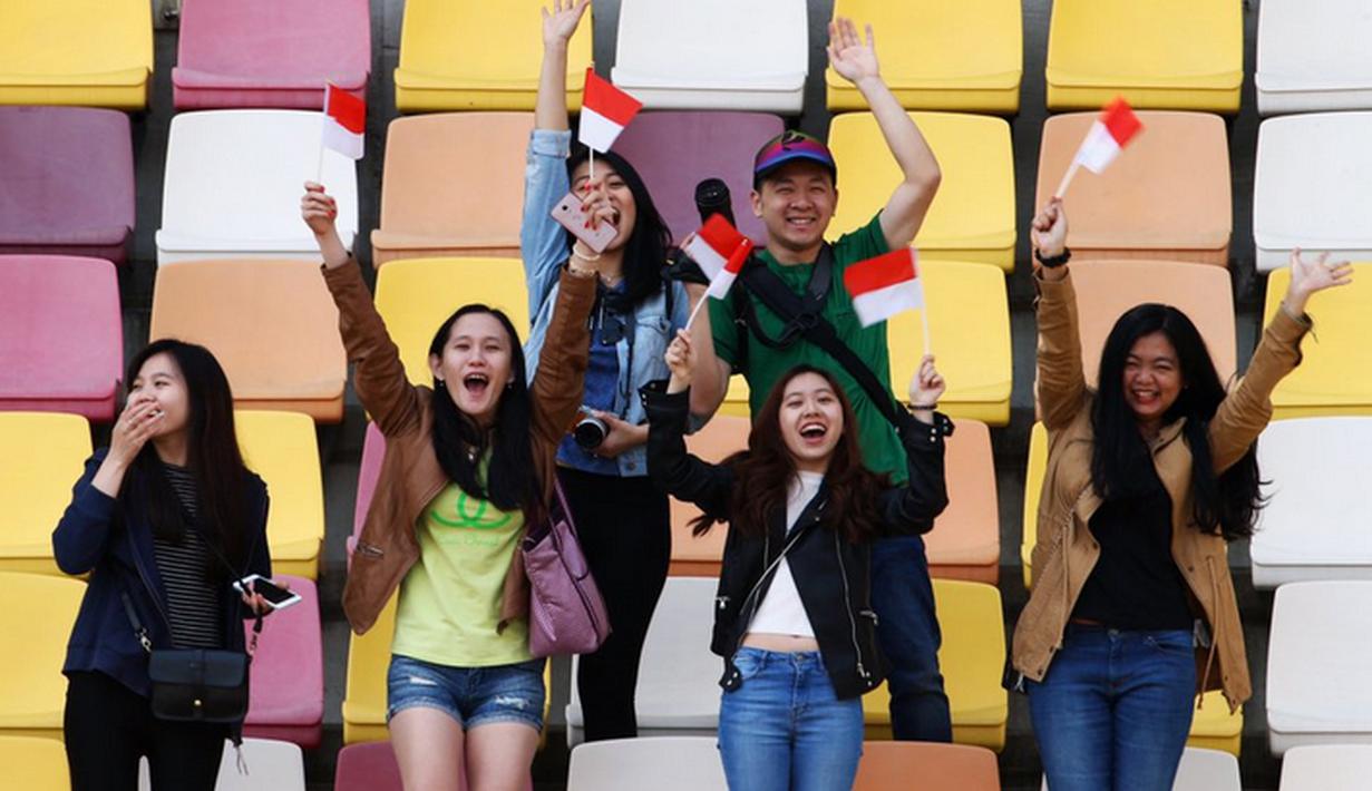 Warga Indonesia mendukung Rio Haryanto saat latihan bebas kedua F1 GP China di Sirkuit Internasional Shanghai, China, Jumat (15/4/2016). (Bola.com/Twitter/Manorracing)