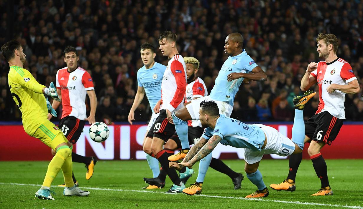 Bek Manchester City, Nicolas Otamendi, melepaskan sundulan saat melawan Feyenoord pada laga Liga Champions di Stadion Feyenoord, Rotterdam, Rabu (13/9/2017). Feyenoord kalah 0-4 dari City. (AFP/Emmanuel Dunand)