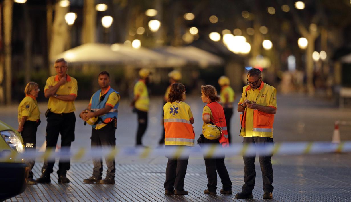 Petugas medis bersiap untuk membantu korban teror di Barcelona, Spanyol, (17/8/2017). Aksi teror ini memakan korban  sebanyak 13 orang. (AP/Manu Fernandez)